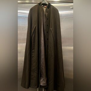 Dark olive (Charleston Green) wool Cape. Vintage, never ever worn, velvet collar